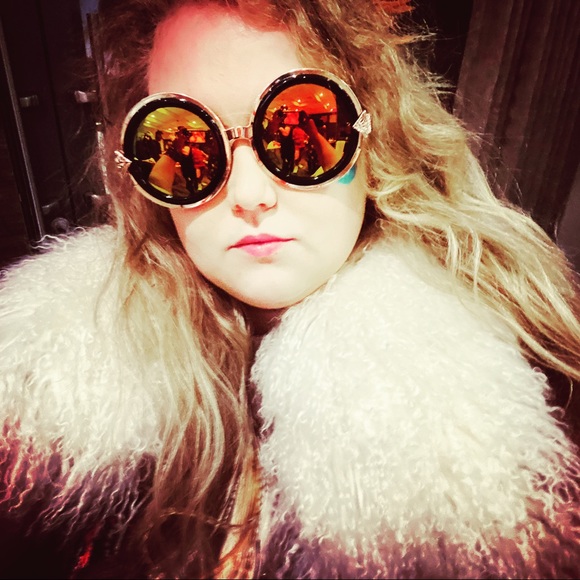 Meet your Posher, Aila (they/them/she/her) - Picture 2 of 7